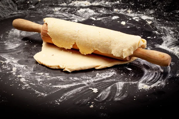 Dough and rolling pin — Stock Photo, Image