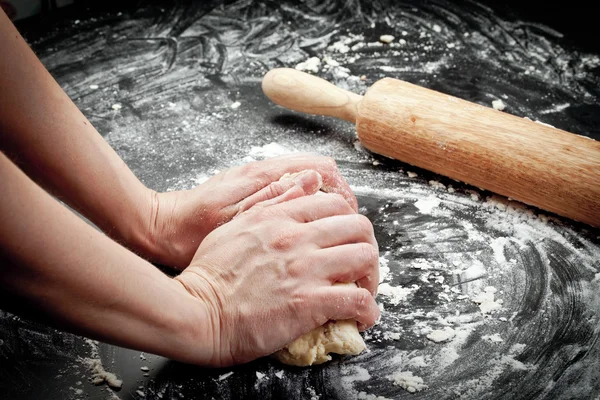 Hände bereiten Teig zu — Stockfoto