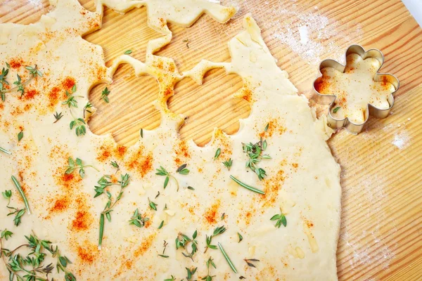 Pasta pasticcera al formaggio con taglierini e forme — Foto Stock