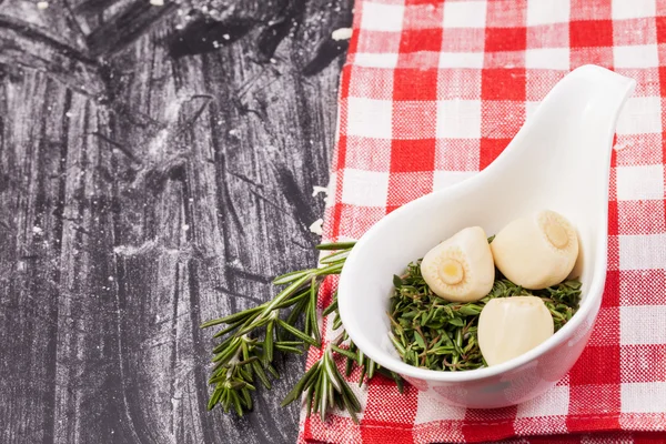 Teentje knoflook en rozemarijn — Stockfoto