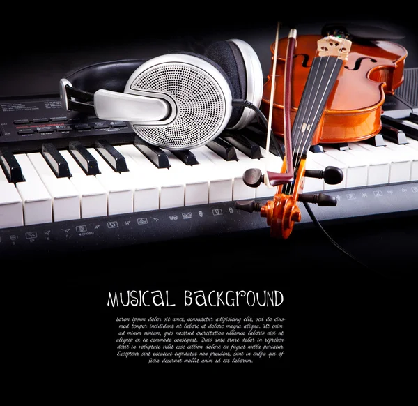 Biola, kunci piano dan headphone — Stok Foto