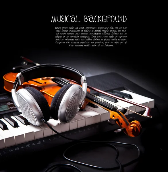 Viool, piano toetsen en hoofdtelefoon — Stockfoto
