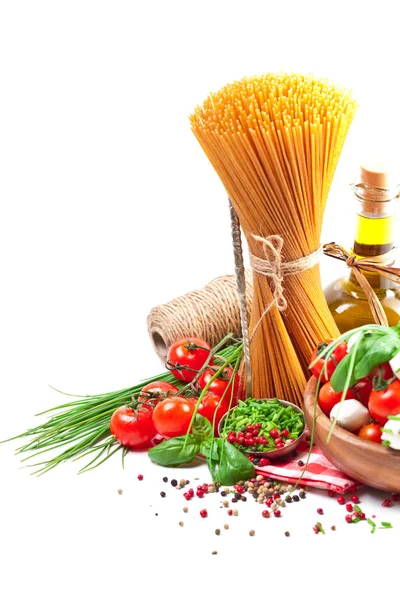 Spaghetti with mozzarella cheese, cherry tomatoes and basil — Stock Photo, Image