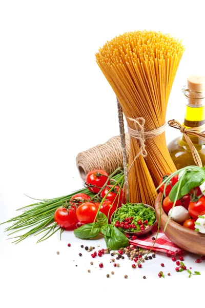 Spaghetti con olio d'oliva, verdure ed erbe aromatiche — Foto Stock