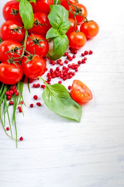 Tomatoes, chives, peppers, herbs — Stock Photo, Image