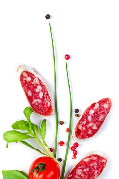 Enchidos com tomates e verduras — Fotografia de Stock