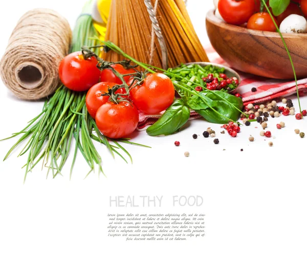 Spaghetti con olio d'oliva, verdure ed erbe aromatiche — Foto Stock