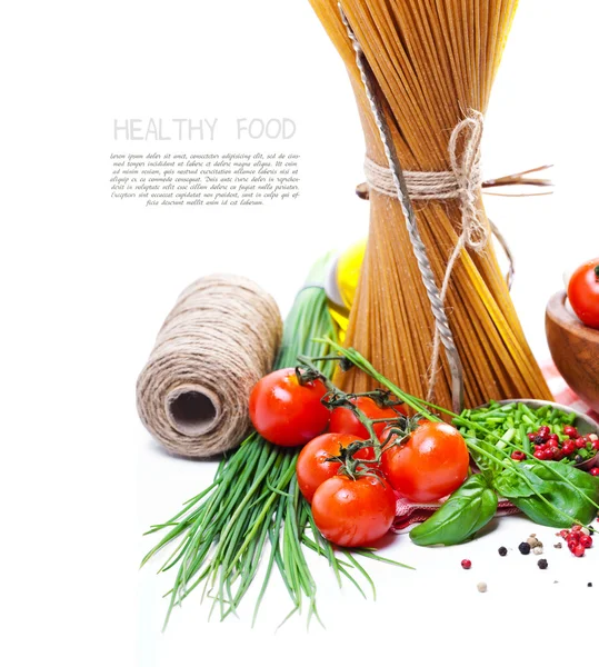 Спагетті з оливковою олією, овочами та травами — стокове фото