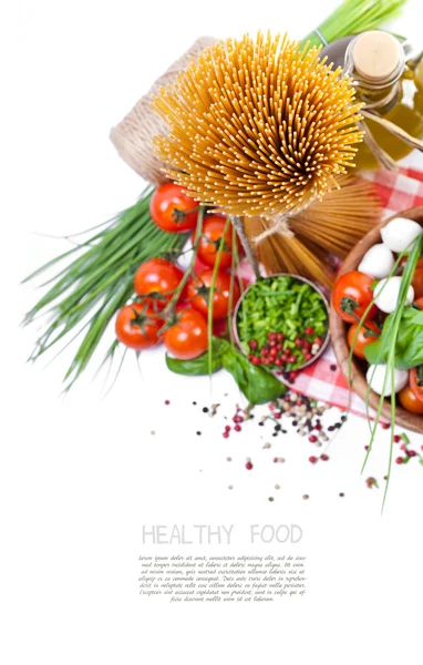 Spaghettis à l'huile d'olive, légumes et herbes — Photo