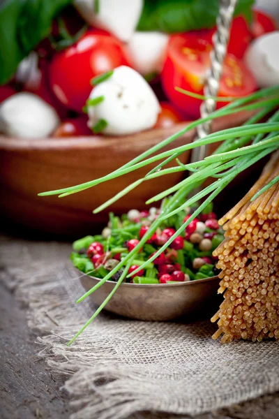 Sýr Mozzarella s cherry rajčátky — Stock fotografie