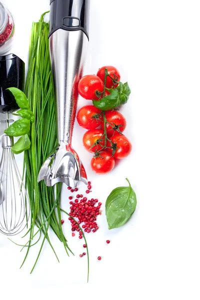 Pomodori, erba cipollina e frullatore — Foto Stock