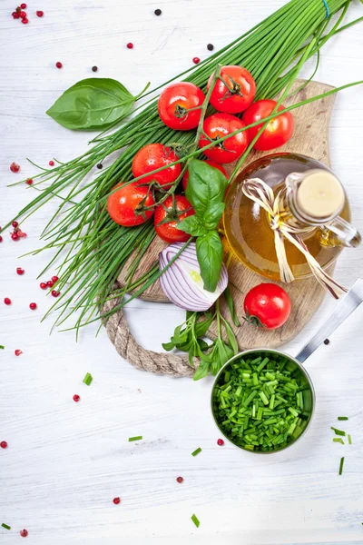 Tomates Cherry, cebollino y pimientos — Foto de Stock