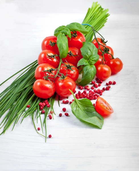 Tomatoes, chives, peppers, herbs — Stock Photo, Image
