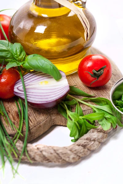 Pomodori ciliegia, erba cipollina e peperoni — Foto Stock