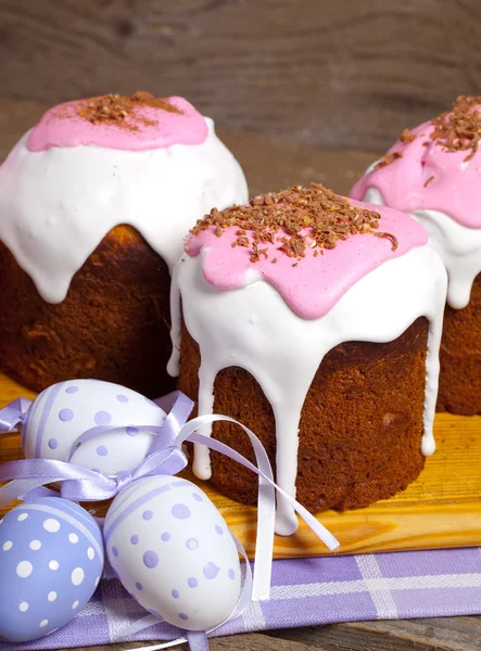 Pastel de Pascua y huevos de Pascua — Foto de Stock