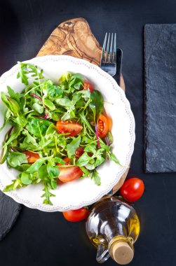 Dilimlenmiş jambon salatası ile