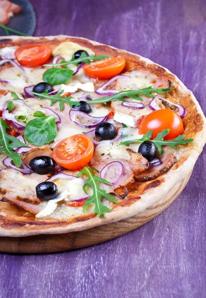 Вкусная свежая пицца — стоковое фото