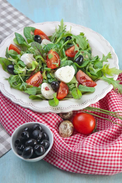 Caprese salatası domates ile