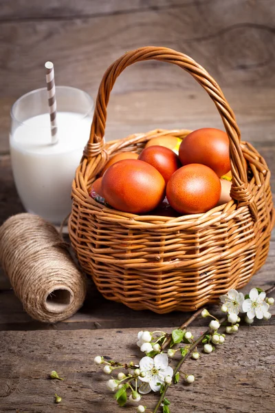 Ägg i korgen med mjölk — Stockfoto