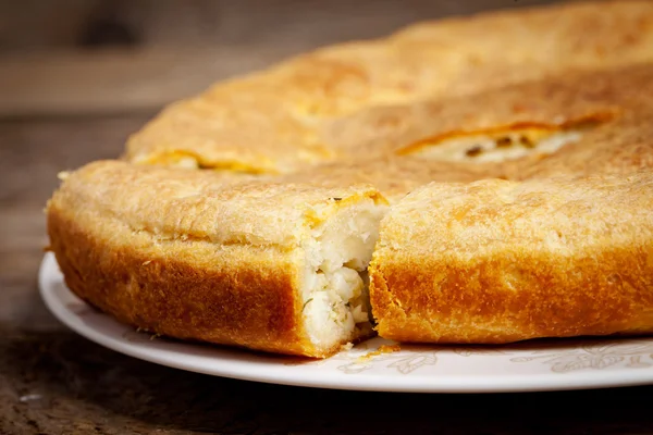 Torta caseira russa com batatas e carne — Fotografia de Stock