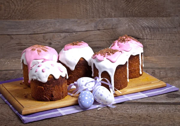 Bolo de Páscoa e ovos de Páscoa — Fotografia de Stock