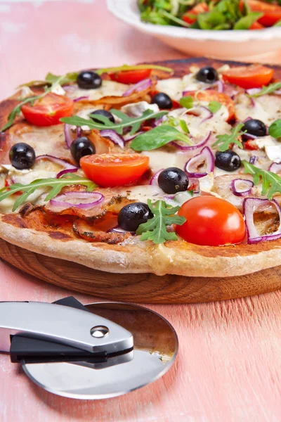 Pizza com presunto curado seco — Fotografia de Stock