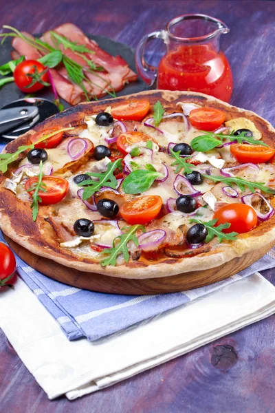 Delicious fresh pizza — Stock Photo, Image