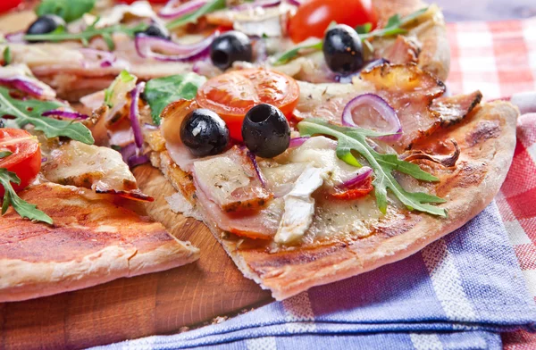 Delicious fresh pizza — Stock Photo, Image