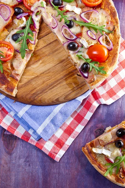 Delicious fresh pizza — Stock Photo, Image