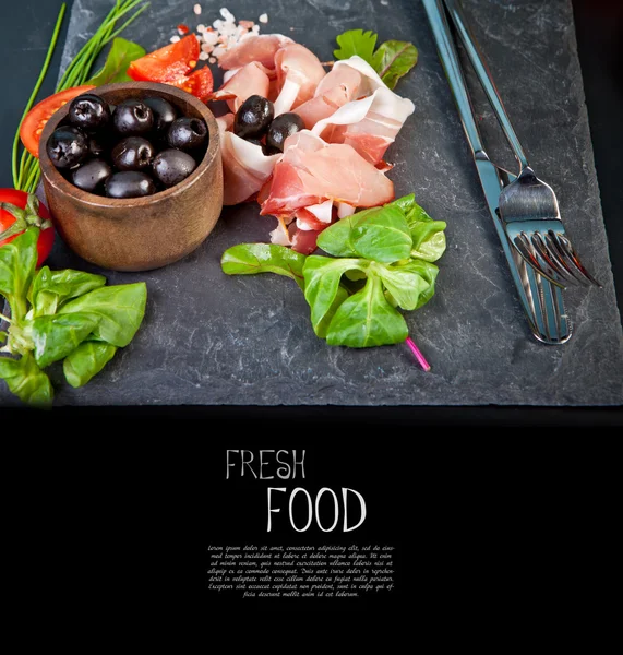 Prosciutto fatiado com salada — Fotografia de Stock