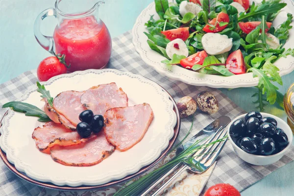 Ensalada de Caprese con jamón — Foto de Stock