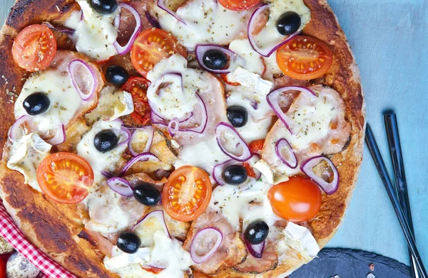 Pizza z sucha szynka — Zdjęcie stockowe