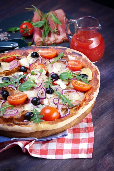 Delicious fresh pizza — Stock Photo, Image