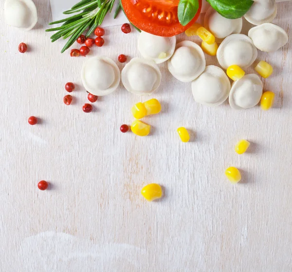 Tortellini and vegetables on white — Stock Photo, Image