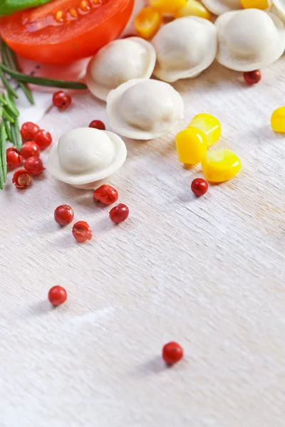 Tortellini e verdure su bianco — Foto Stock