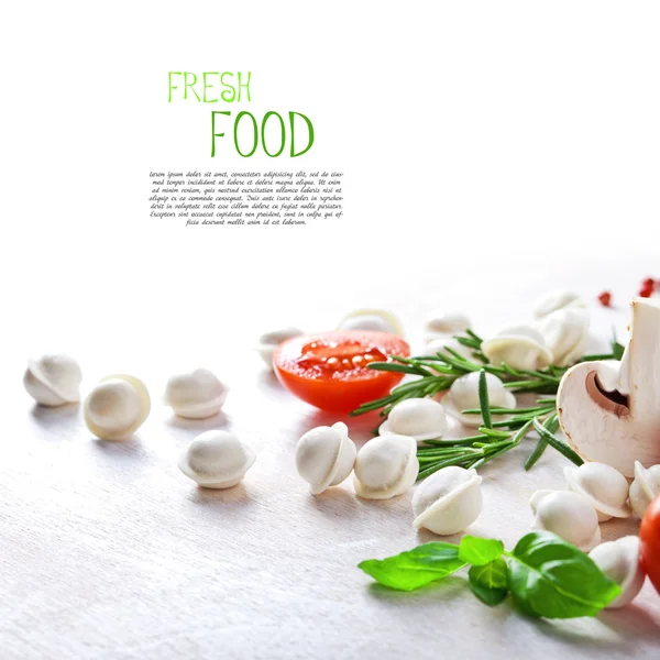 Tortellini et légumes sur blanc — Photo