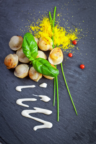 Пельмени с листьями базилика
