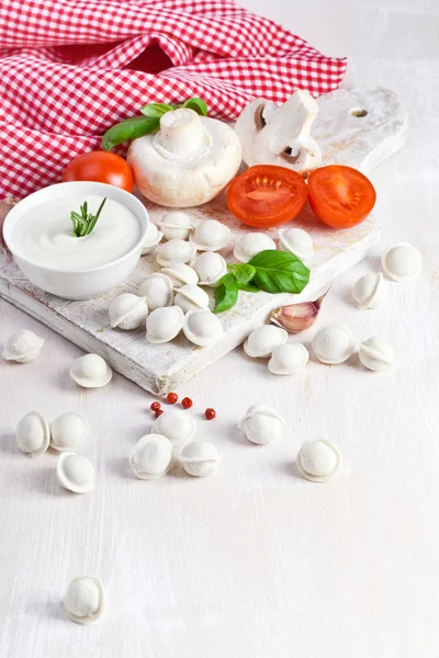 Tortellini and vegetables on white — Stock Photo, Image