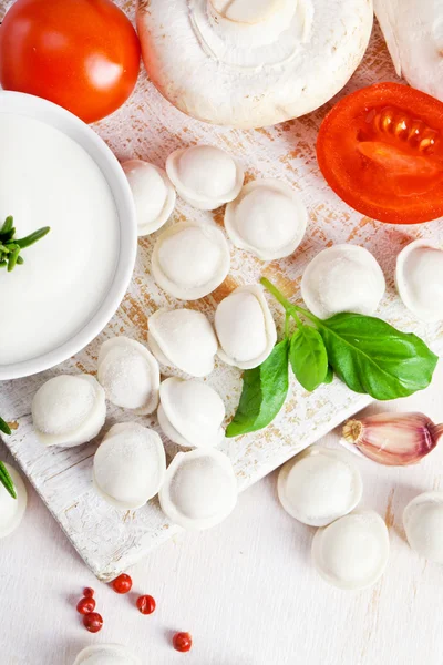 Tortellini en groenten op wit — Stockfoto
