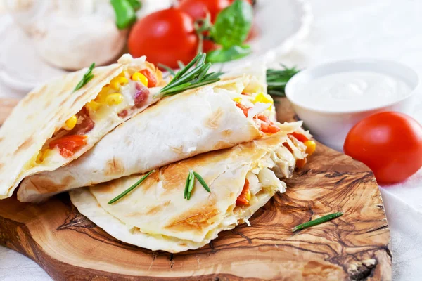 Mexikanska tortilla med kött fyllning — Stockfoto