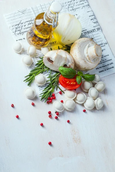 Tortellini e verdure su bianco — Foto Stock