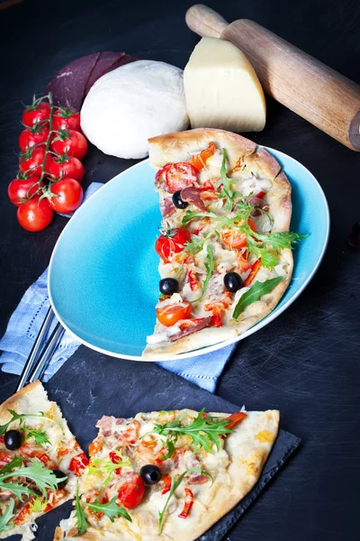 Pizza com presunto curado seco — Fotografia de Stock