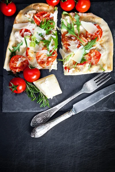 Pizza con prosciutto crudo — Foto Stock