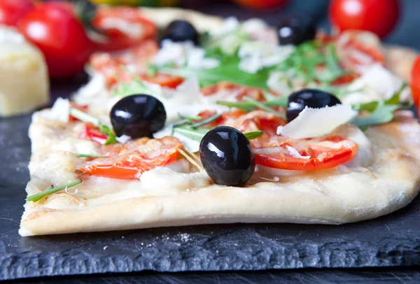 Pizza con prosciutto crudo — Foto Stock