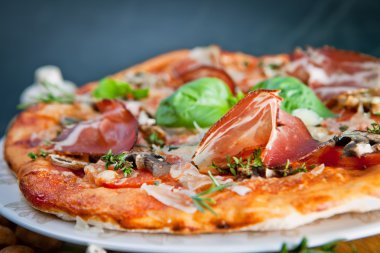 Jambonlu ve mantarlı pizza.