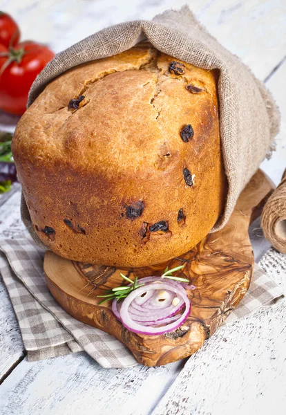 Pão caseiro na placa de madeira — Fotografia de Stock