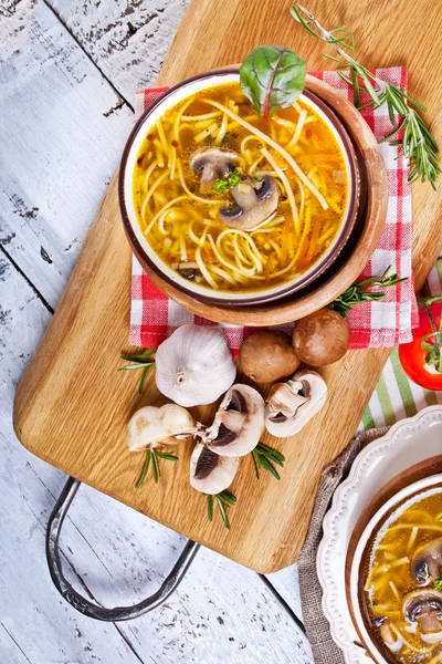 Suppe mit Nudeln und Pilzen — Stockfoto