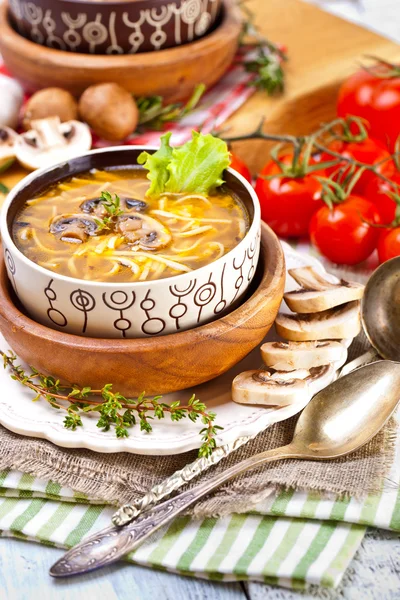 Suppe mit Nudeln und Pilzen — Stockfoto