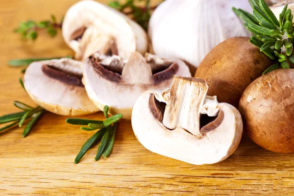 Funghi freschi su sfondo di legno — Foto Stock