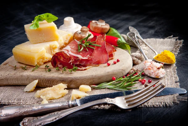 Various cheeses, salami and mushrooms — Stock Photo, Image